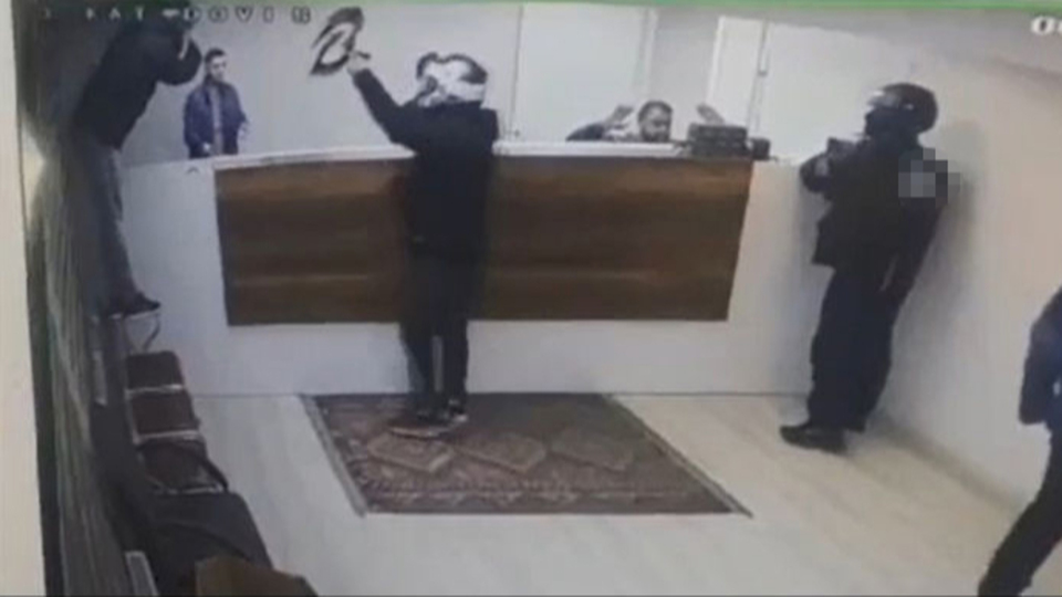 Kargo şirketinde silahlı soygun! O anlar kamerada!