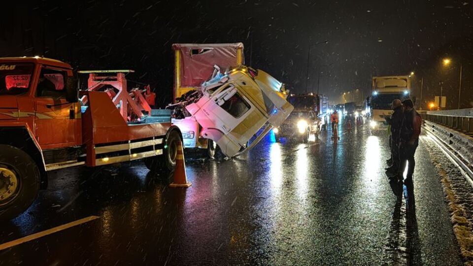 Anadolu Otoyolu'nda 2 TIR çarpıştı
