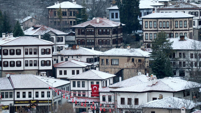 Safranbolu'nun tarihi yapıları karla kaplandı