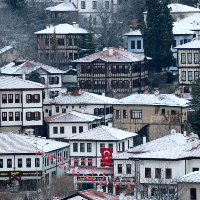 Safranbolu'nun tarihi yapıları karla kaplandı