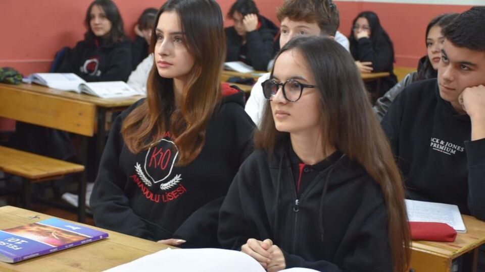 Melis, engelleri arkadaşlarının okuduğu kitaplarla aşıyor