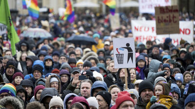 Binlerce kişi aşırı sağa karşı birleşti