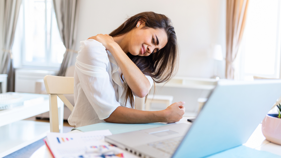 Dikkat! Boyun düzleşmesi ve kamburluk nedeni...