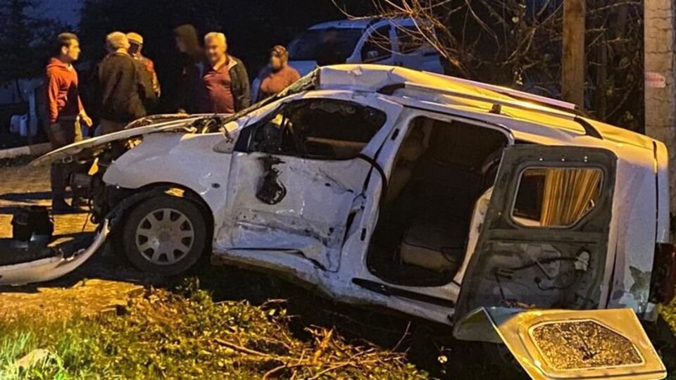 Kamyonet ile yolcu otobüsü çarpıştı: 3 yaralı