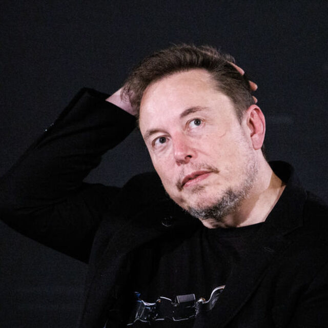  Elon Musk'ın robotları tişört katlıyor