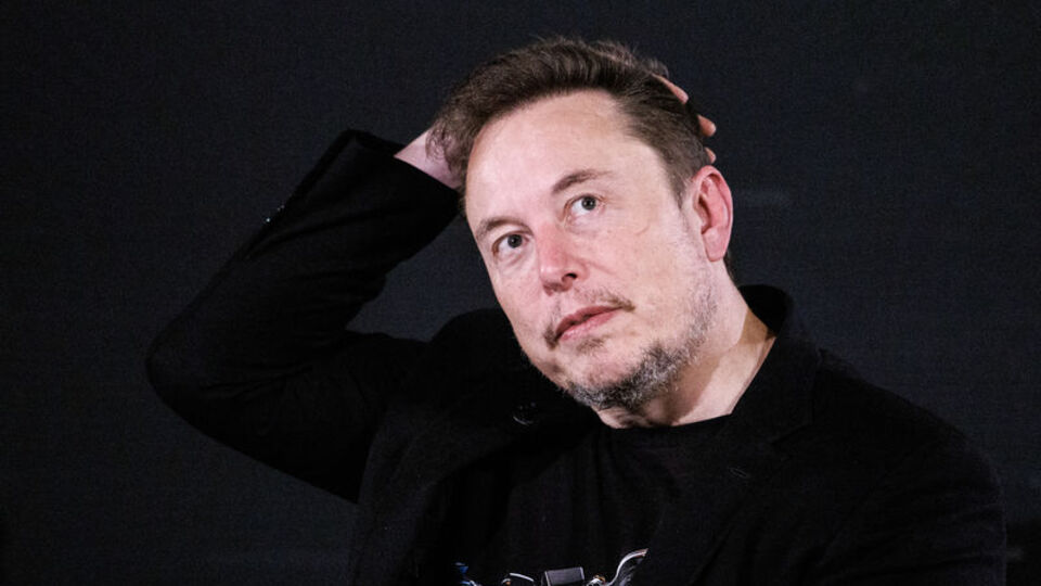 Elon Musk'ın robotları tişört katlıyor