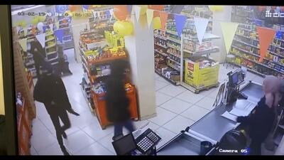 Silahlı soyguncuları paspasla kovaladı!