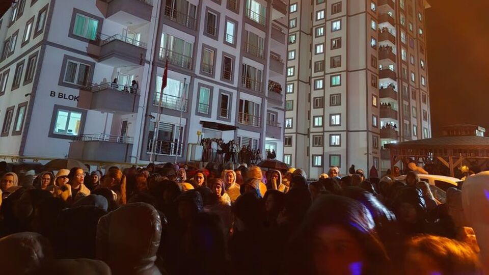 10 kız öğrenci mahsur kaldı! Yurt asansöründe 45 dakika!