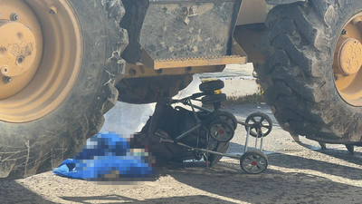 İş makinesi, anne ve 2 çocuğuna çarptı! Pusette ölüm!