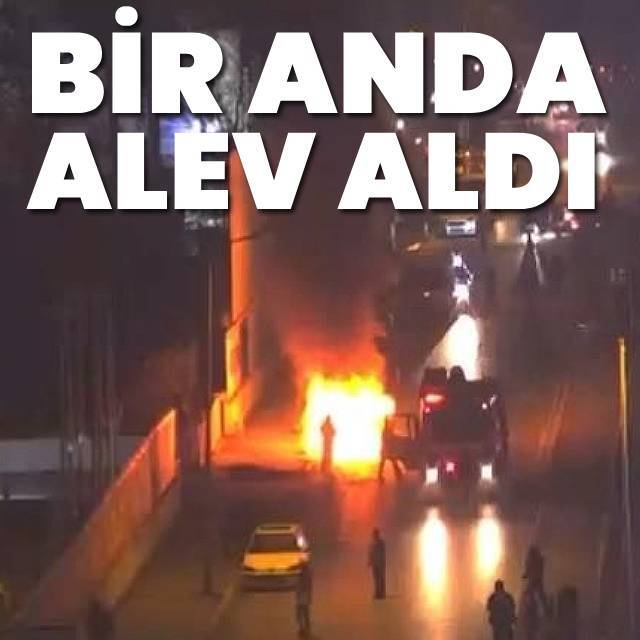Park halindeki otomobil alev alev yandı
