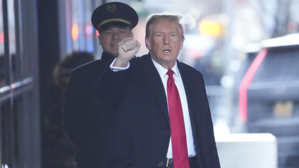 Trump mahkeme salonundan çıkarılmakla uyarıldı