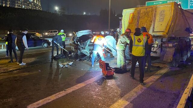  Sultangazi'de trafik kazası: 1 ölü, 2 yaralı