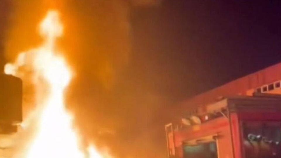 Ataşehir'de 2 gecekondu yangında küle döndü