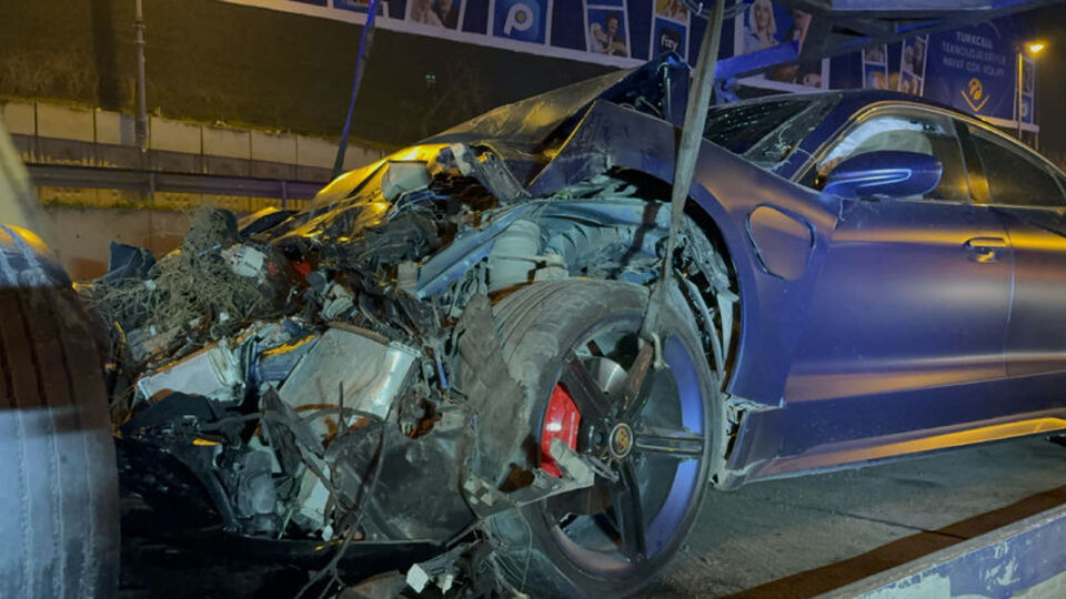 Otomobil yol çalışması yapan kamyonete çarptı: 5 yaralı