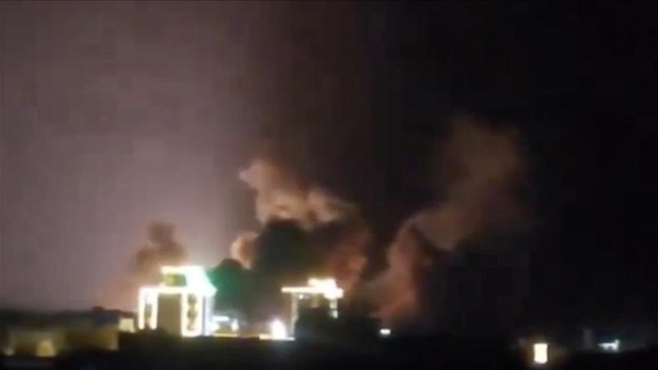 ABD ve İngiltere, Yemen'in 5 kentini vurdu