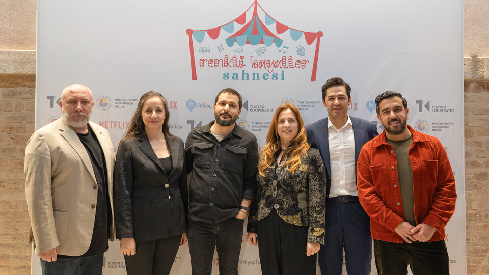 Renkli Hayaller Sahnesi seyirciyle buluştu