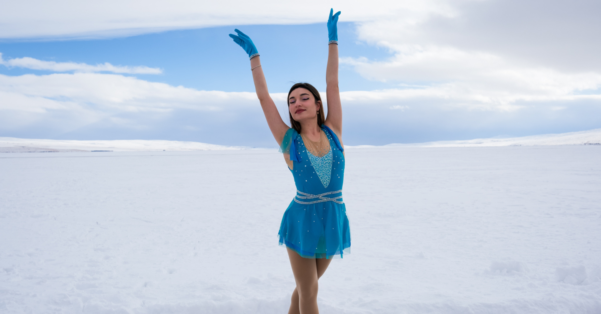 Yüzeyi donan Çıldır Gölü'nde buz pateniyle dans