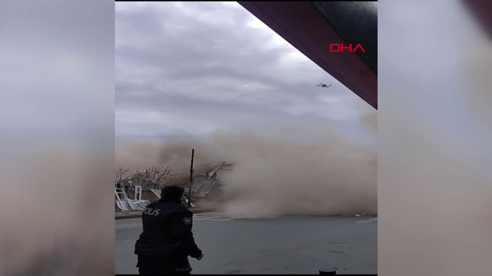 Metro çalışması sırasında iki bina çöktü!