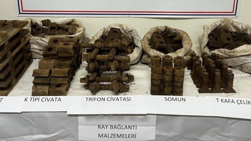 Pes artık! Tren raylarını çalarken yakalandılar