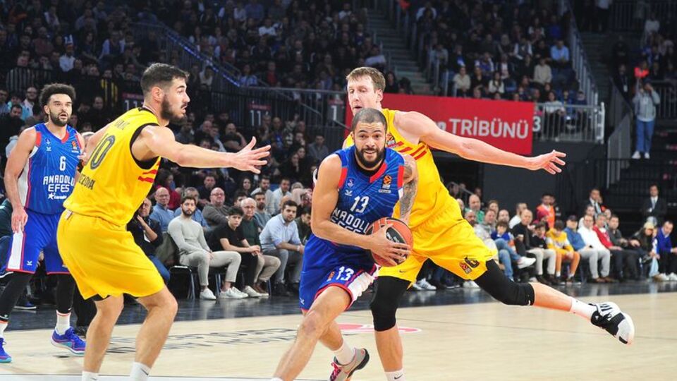 Anadolu Efes, Barça'yı devirdi