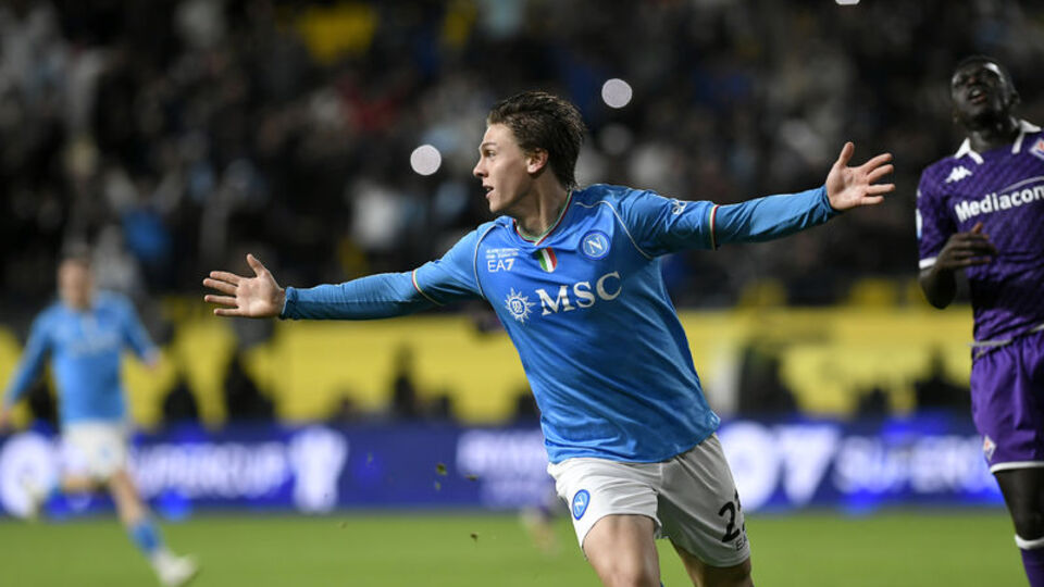 Napoli 3 golle final biletini aldı