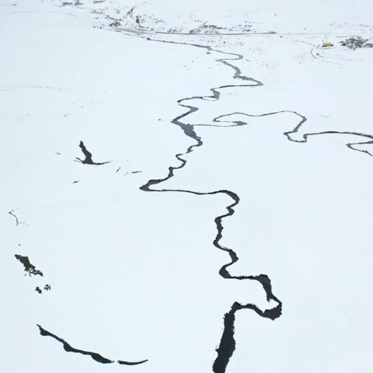 Kar altında kalan mendereslerin kış güzelliği