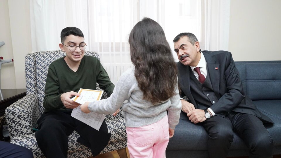 Depremzede öğrenciye karnesini Bakan Tekin verdi