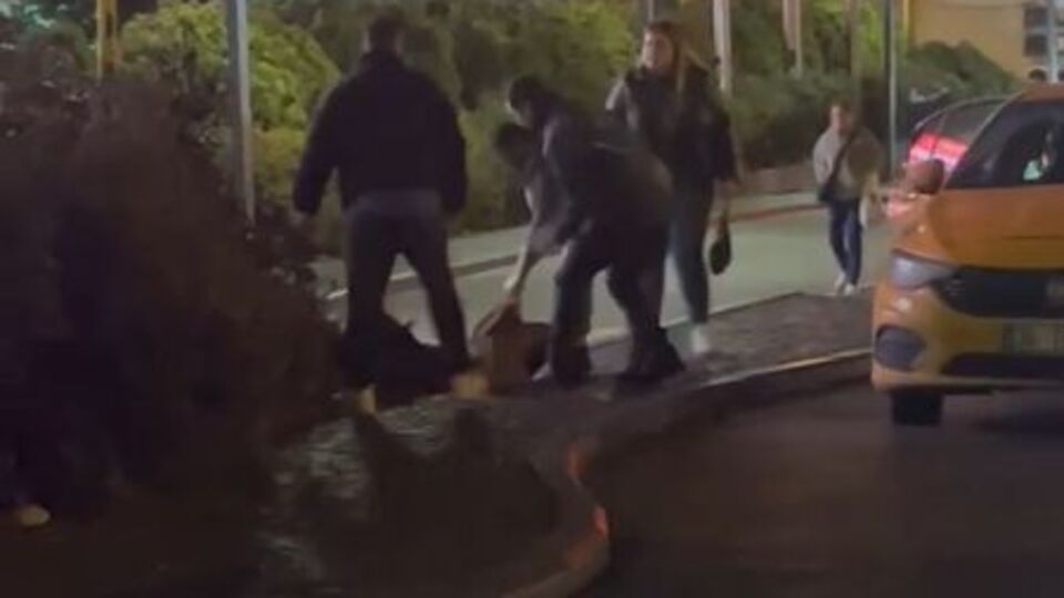 Kadını yerde sürükleyip darp etti! Taksi şoförü dehşet saçtı!