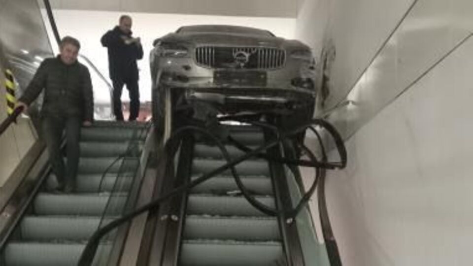 Şişli'de AVM'de şoke eden olay: Araç yürüyen merdivenlere daldı