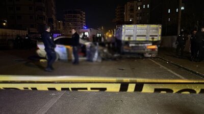 Otomobil park halindeki TIR'a çarptı: 2 ölü