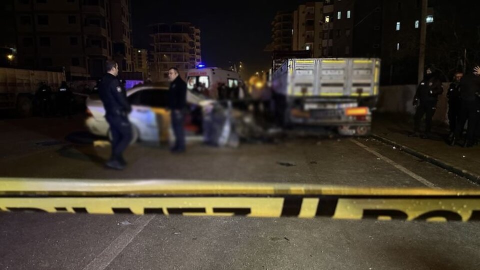 Otomobil park halindeki TIR'a çarptı: 2 ölü