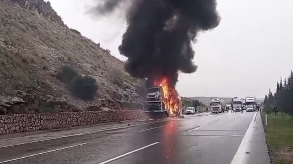 TIR'da çıkan yangında araçlar küle döndü!