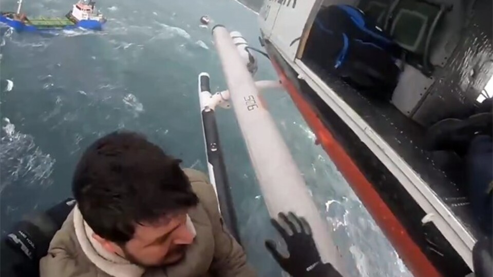 Sürüklenen gemiden helikopterle kurtarıldılar!