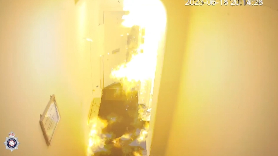 Eski sevgilisinin kapısını patlattı