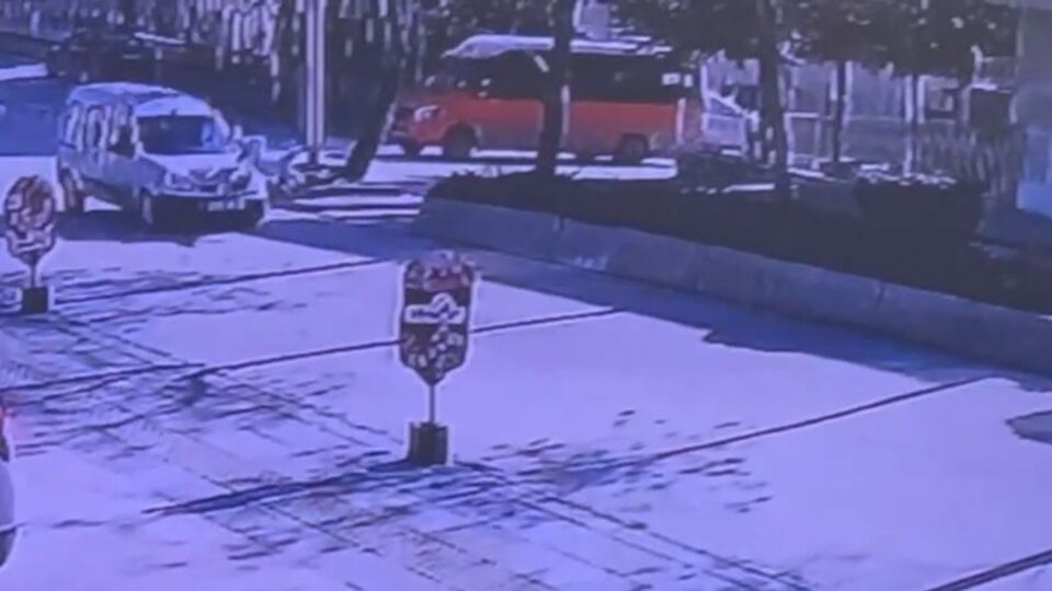 8 yaşındaki çocuk metrelerce savruldu