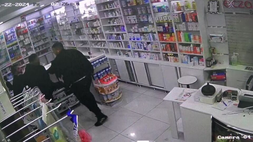 Eczacıya bıçakla saldırdılar