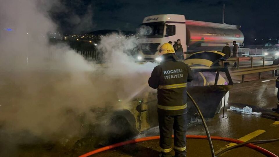 Seyir halindeki otomobilde yangın çıktı