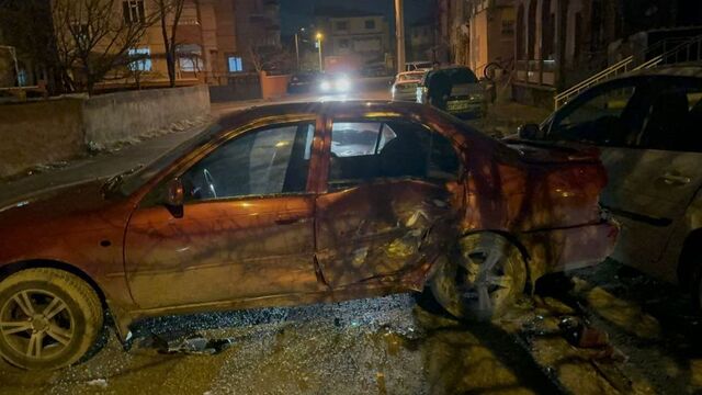 İki otomobil kavşakta çarpıştı: 9 yaralı