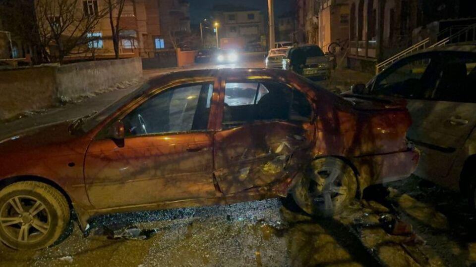 İki otomobil kavşakta çarpıştı: 9 yaralı