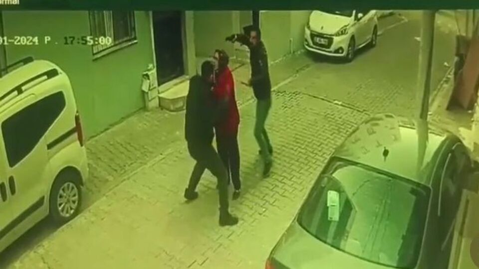 Silahlı kavgada kadını kalkan yaptı!