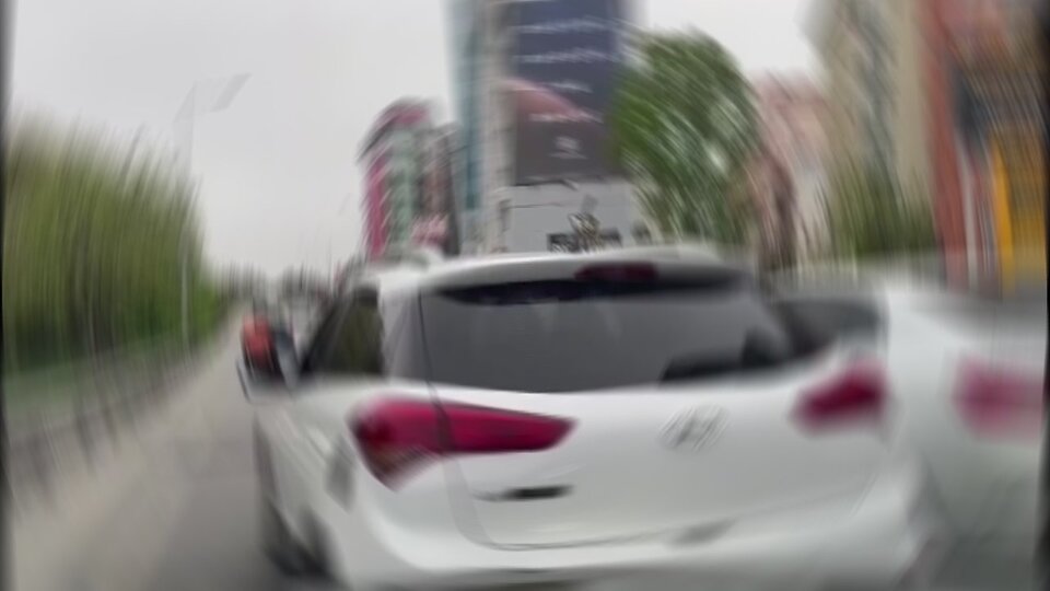 Trafikte yol kesti sonra ilan verip özür diledi