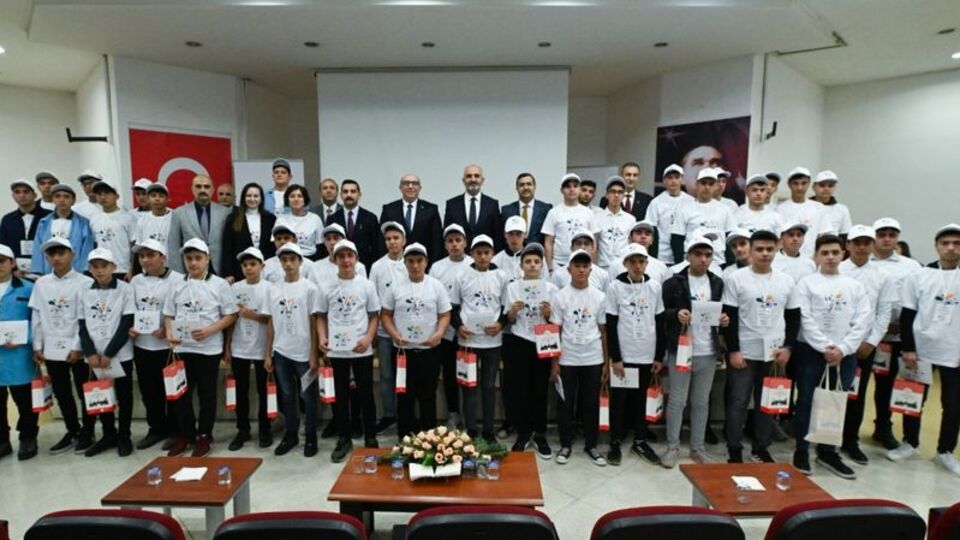 Deprem bölgesindeki başarılı öğrencilere ödül