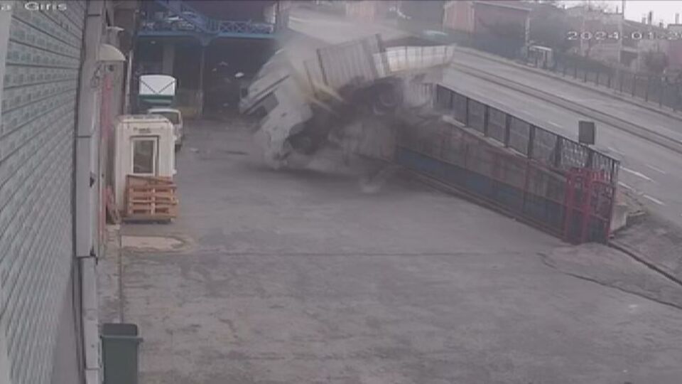 TIR 5 metreden işyerinin önüne uçtu