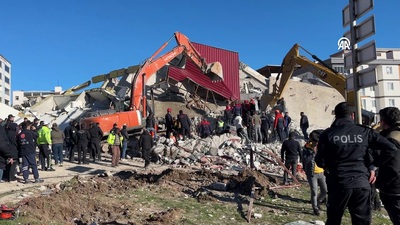 Ağır hasarlı bina iş makinesinin üzerine çöktü!