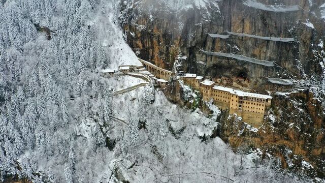 Sümela Manastırı beyaz örtüsüyle görüntülendi