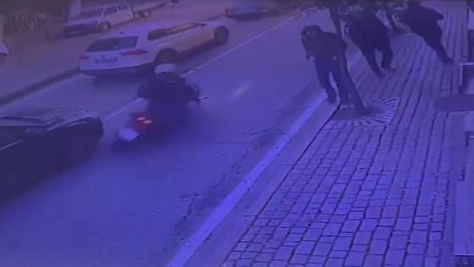 Motokuryeye çarptı, rica üzerine araçtan indi!