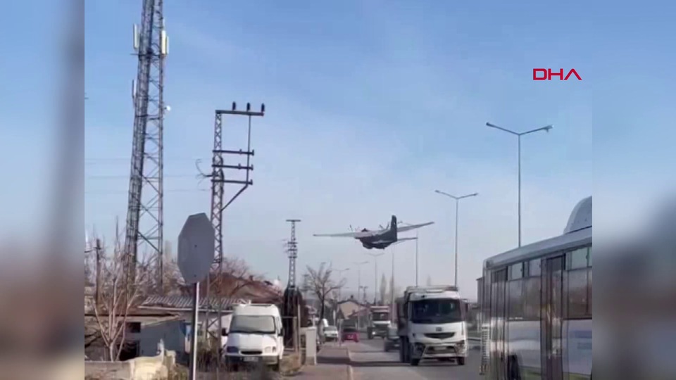 Askeri eğitim uçağı acil iniş yaptı