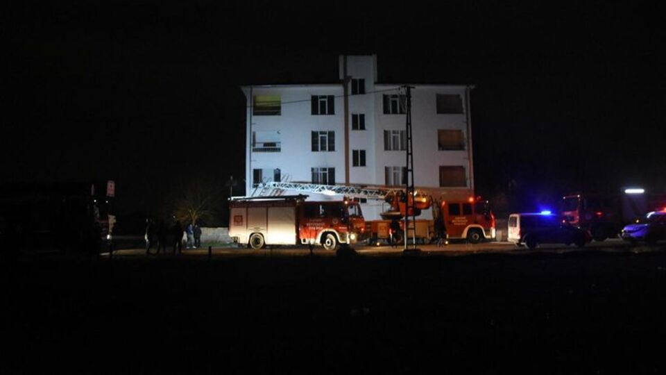 4 katlı binada yangın: 1 ölü, 8 yaralı