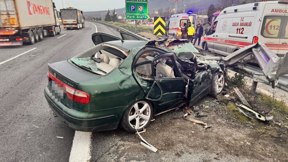 Bariyerlere çarptı! Baba ile kızı kurtarılamadı!