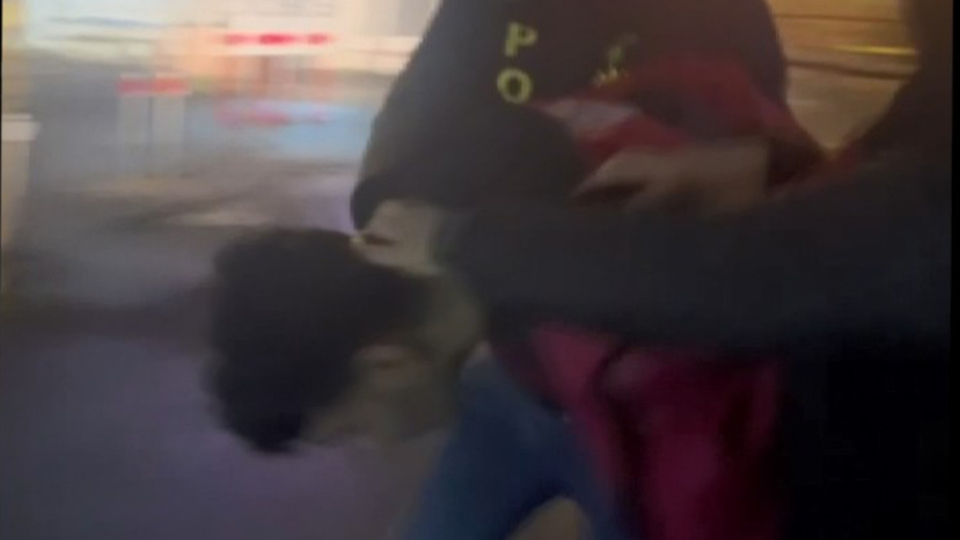 83 yaşındaki adamı döverek gasp etti!